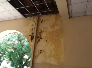 La escuela se están cayendo a pedazos.