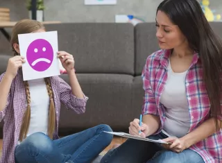 El llamado de atención desde la escuela es el motivo más frecuente por el que los padres de familia acuden con un psicólogo. Foto ilustrativa / Freepik.