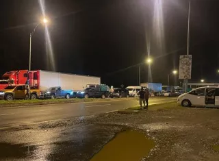 Cientos de automovilistas varados por varias horas por el cierre de los manifestantes.