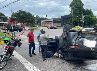 Vista general del accidente en la entrada de Villa de Las Fuentes.