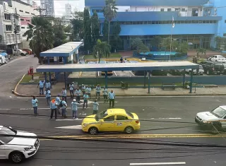 Protestaron frente a la sede centrla del Idaan, ubicada en vía Brasil.