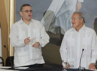 Los expresidentes de El Salvador Mauricio Funes (i) y Salvador Sánchez Cerén (d), en una fotografía de archivo. EFE