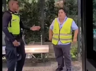 La operadora solicitó ayuda a una unidad policiales tras el incidente.