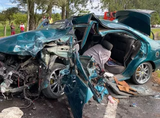 Los vehículos involucrados quedaron destruidos producto del impacto