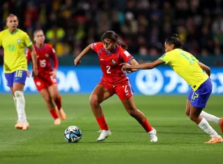 Hilary Jaén, de Panamá, conduce el balón durante el partido ante Brasil. Foto: EFE