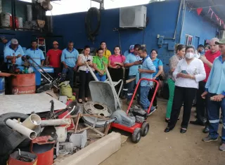 Reclaman pago adeudado por mejoras salariales.