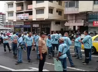 Protesta de los trabajadores del Idaan frente a la sede principal de la institución.