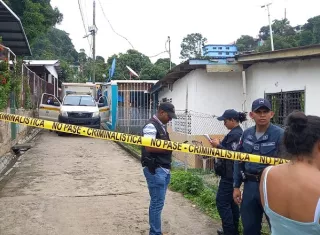 El cadáver de la víctima quedó en la parte frontal de una de las residencias que se ubican en la vereda. Foto: Alexander Santamaría
