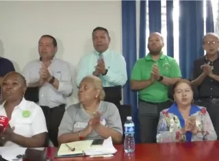 Los educadores, que también solicitan que cese la “burocracia”, clamaron por que se equipe y de mantenimiento a todos los centros educativos del país.