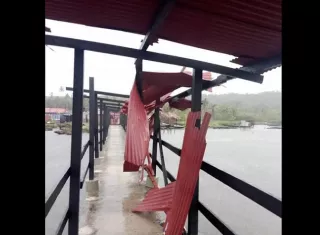 El recién inaugurado puente se quedó sin techo.