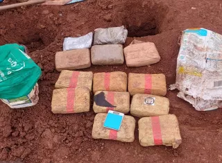 La droga estaba oculta dentro de una bolsa y un tanque enterrados en un lote baldío