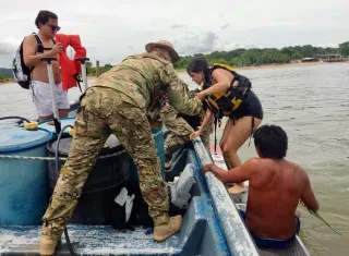 Los jóvenes se quedaron disfrutando del paísaje y no se dieron cuenta que la marea había subido, quedando atrapados.