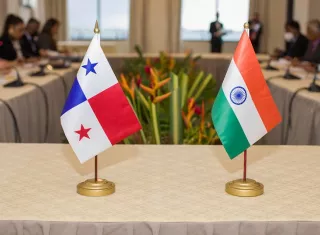 Banderas de Panamá e India. Foto: Embajada de India.