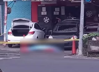 El cadáver de la victima quedó en la parte frontal del local comercial.