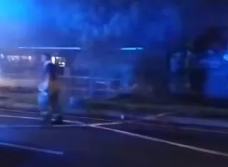 Bomberos combaten el incendio.