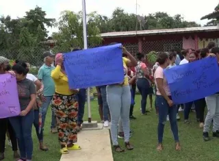 Los padres de familia no llevarán a la escuela hasta que cierren la porqueriza.