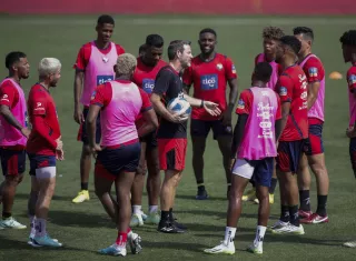 Thomas Christiansen da instrucciones a sus dirigidos. /EFE