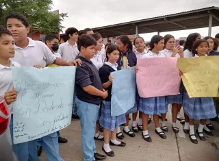 La asociación de padres de familia del colegio, por su parte, anunció el respaldo a la medida de protesta.