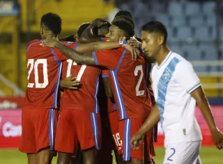 Jugadores de Panamá celebran un gol de Eric Davis./ Foto: EFE
