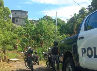 Agentes de la Policía y funcionarios del MP se encuetran en la escena del crimen.