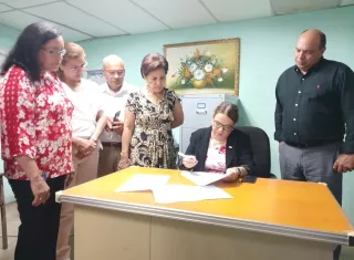 Miembros de la Comunidad Educativa y autoridades del Meduca firman acuerdo.