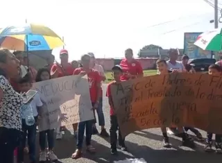 Protesta protagonizada por padres de familia y estudiantes.