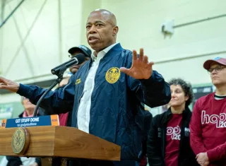 Alcalde de Nueva York, Eric Adams (c). EFE