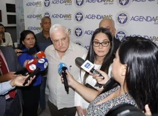 Ricardo Martinelli brinda declaraciones a la prensa nacional.