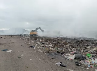 Los bomberos utilizaron equipo especializado para protegerse de las nubes de gases tóxicos que emanan de este vertedero al cielo abierto. 
