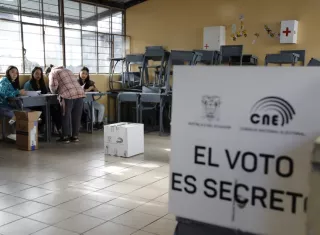 Ciudadanos asisten a votar en la segunda vuelta de las elecciones presidenciales hoy, en Quito. EFE