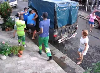 El suceso cobró tal relevancia que incluso otros residentes de la barriada quedaron peleando en plena vía.