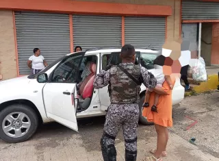 A la madre se le habían quedado las llaves dentro del vehículo junto con la bebé.