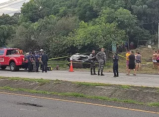 Aparentemente el conductor del vehículo perdió el control del volante.