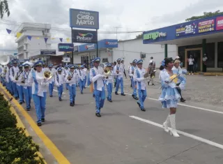 Las delegaciones estudiantiles recorren las calles de Chitré.