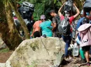Los migrantes que pasan por la peligrosa selva de Darién son objeto de robo y amenazados por grupos criminales. 