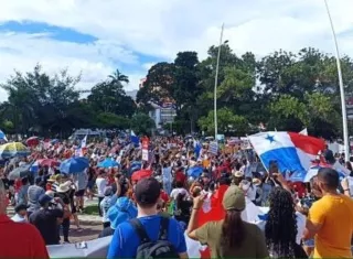 Muchos de los asistienten iban vestidos de negro en señal de luto.
