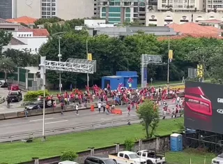 Protesta en las calles contra proyecto minero.
