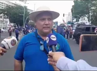 Dirigente magisterial habla a la prensa nacional.
