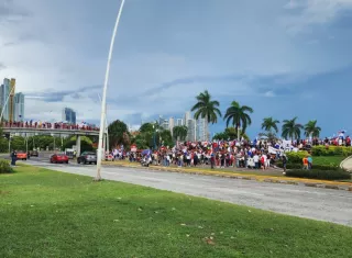 Manifestación pacífica por la Cinta Costera y Calle 50.