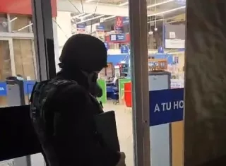 Comercio vandalizado.