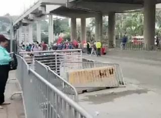 Los cierres permanecen en la ciudad capital e interior de la República.