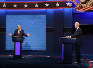 Fotografía de archivo del 22 de octubre de 2020 donde aparece el entonces presidente estadounidense Donald J. Trump (izq.) y el entonces candidato demócrata y actual presidente, Joe Biden, durante un debate en Nashville, Tennessee (EE.UU.).