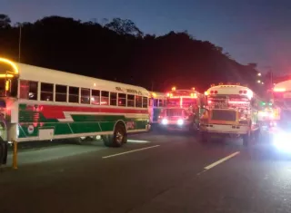 Caravana de buses por la autopista.