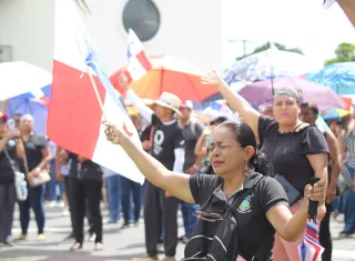 Los educadores, vestidos de negro, caminaron por la Avenida de Las Américas desde el parque Libertador hasta el cuartel de Policía Nacional en La Chorrera.