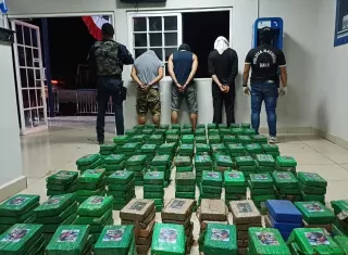 Tres detenidos y los paquetes de droga en el operativo desarrollado en Arraiján.