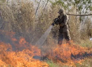 Fotografía de archivo de bomberos que combaten incendios en las cercanías de la ciudad de Cuiabá en el estado de Mato Grosso (Brasil). EFE