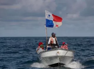    Protesta en el mar contra contrato minero (Foto- Efe)