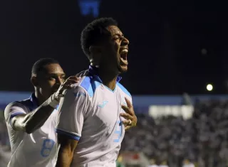 Antony Lozano (d) de Honduras celebra un gol hoy. /Foto: EFE