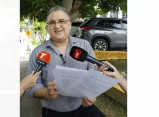 El abogado Alfredo Vallarino estuvo acompañado de un grupo de colegas que certificaron su denuncia. 