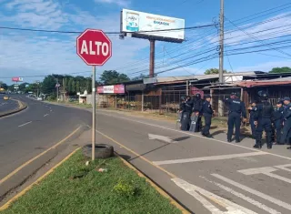 Esta jornada de protesta se realizó bajo la vigilancia de unidades de control de multitudes.